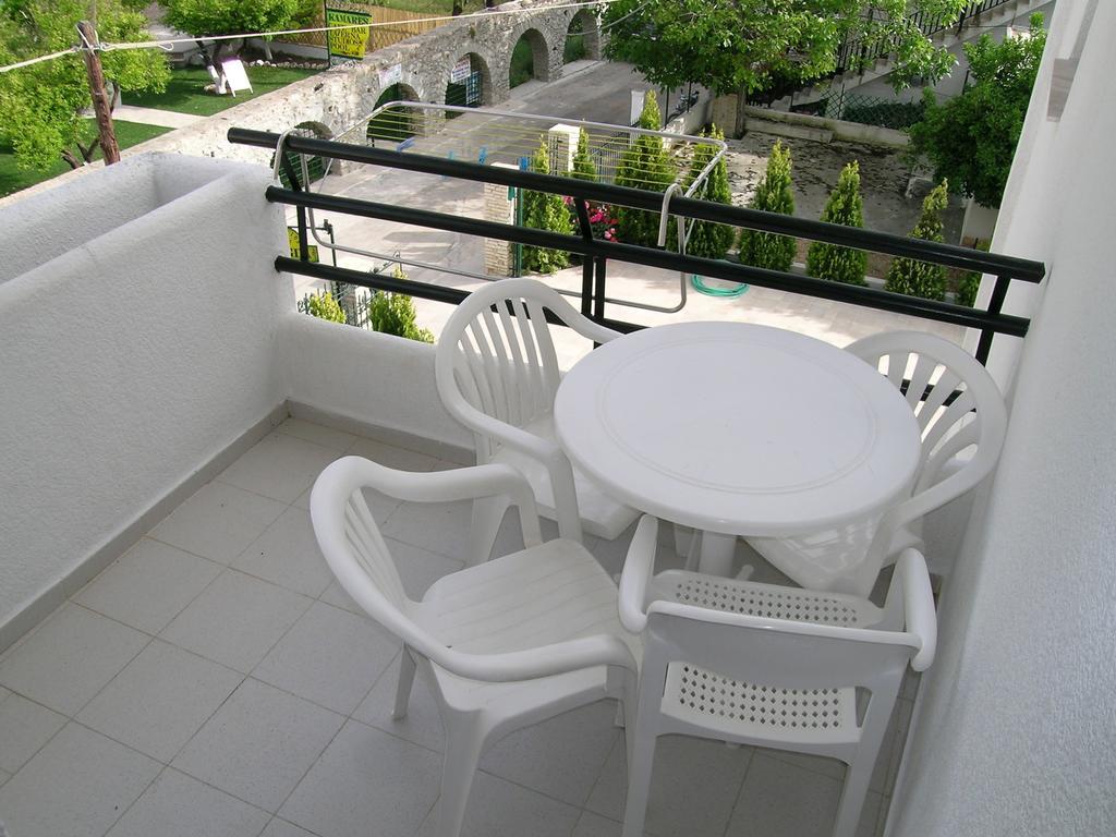 Kamares Apartments Εε Poros Town Habitación foto